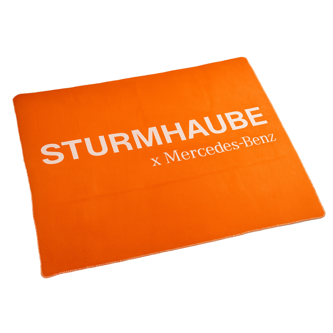 Sturmhaube x Mercedes-Benz Kuscheldecke